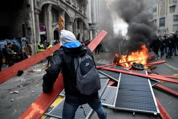 Fransa'da Sular Durulmuyor: Araçlar Ateşe Verildi!