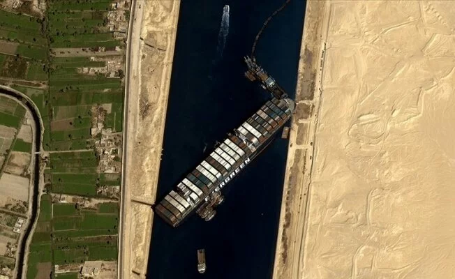 Süveyş Kanalı'nda Karaya Oturan Gemi Yüzdürüldü