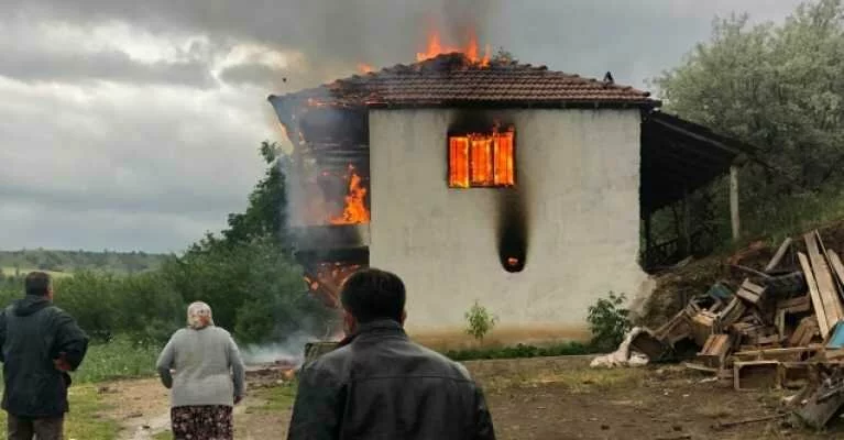 Amasya'da Yıldırım Evi Yaktı