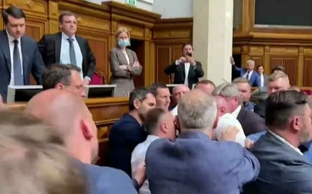 Ukrayna Parlamentosunda Yumruk Yumruğa Kavga