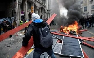 Fransa'da Sular Durulmuyor: Araçlar Ateşe Verildi!