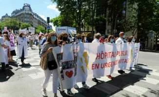 Fransa'da Sağlık Personellerinden Hükümet Karşıtı Protesto