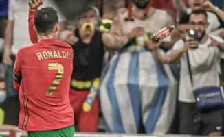 Taraftar, Ronaldo'ya Coca Cola Şişesi Fırlattı